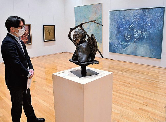 絵画や彫刻など多彩な作品を紹介する実行委員会の担当者＝益田市有明町、島根県立石見美術館