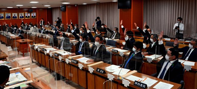 島根原発２号機再稼働の可否について挙手で採決する委員ら＝松江市殿町、島根県議会