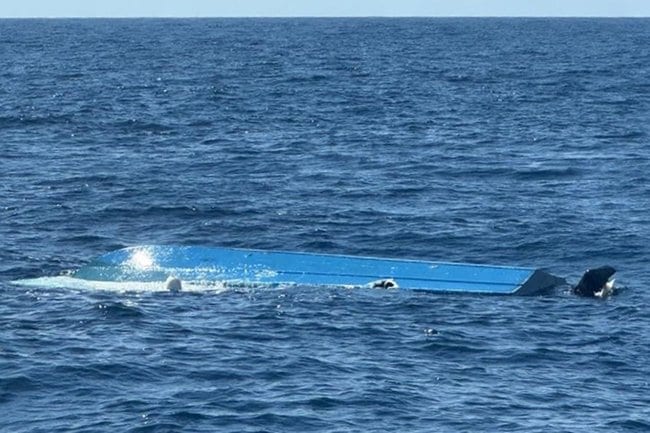 転覆した海裕丸（境海上保安部提供）