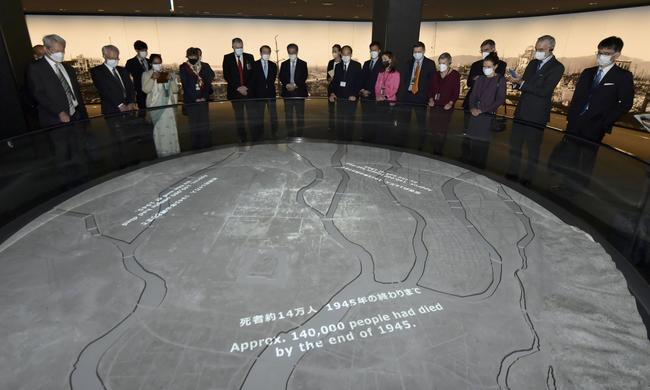 広島市の原爆資料館を見学する「国際賢人会議」の委員ら＝１１日午前