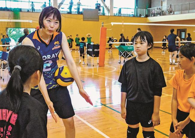 戸部真由香選手の話を聞く子どもたち＝松江市矢田町、矢田体育館