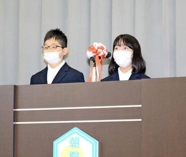 出雲市の東小学校と檜山小学校を統合し、新設された朝陽小学校の開校式で決意を述べる児童代表＝２０２１年４月、同市園町