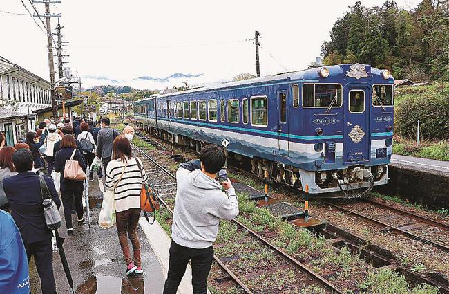 ＪＲ出雲横田駅（島根県奥出雲町横田）に到着した観光列車あめつち＝島根県奥出雲町横田、ＪＲ出雲横田駅