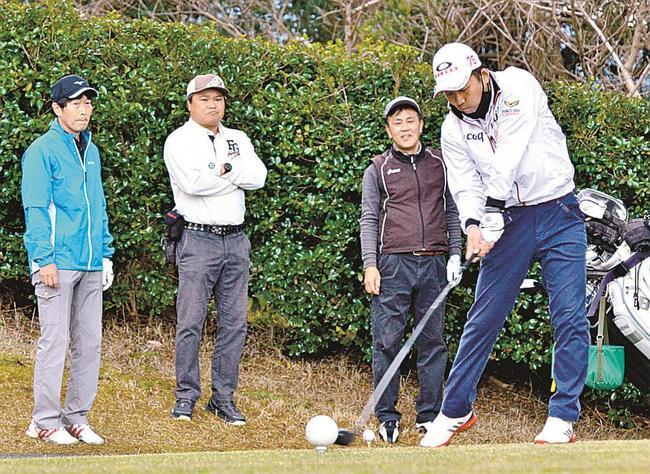 ティーショットを見守り、ゴルフを通じ交流を深める参加者=出雲市美野町、島根ゴルフ倶楽部