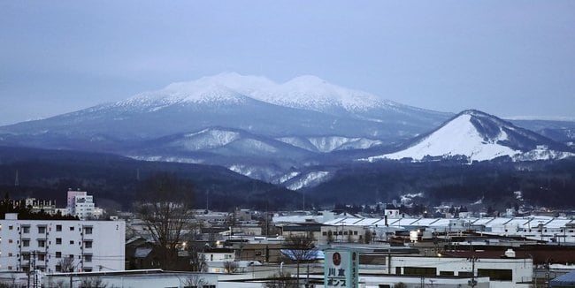 青森市街から眺めた八甲田山＝２０２２年３月