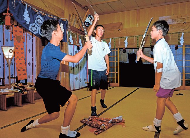 陰陽剣舞の練習に励む宍道中学校の生徒＝松江市宍道町宍道、氷川神社