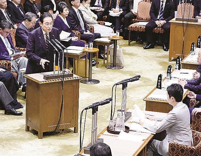 参院予算委で答弁する岸田文雄首相（左）＝２８日