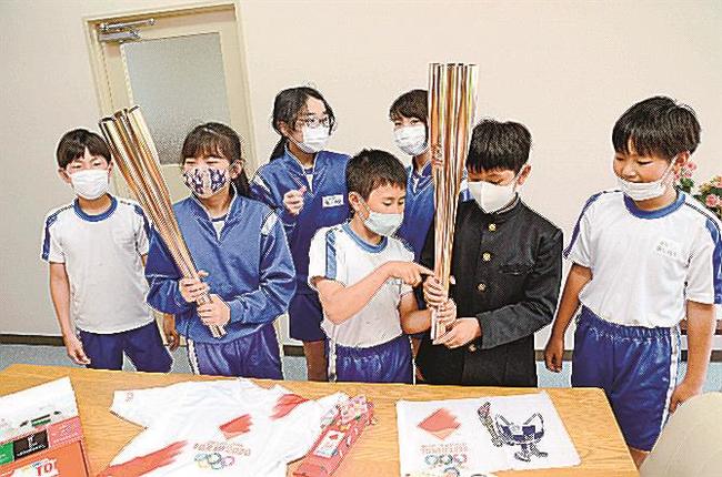 聖火リレーのトーチを持つ児童たち＝雲南市三刀屋町給下、三刀屋小学校
