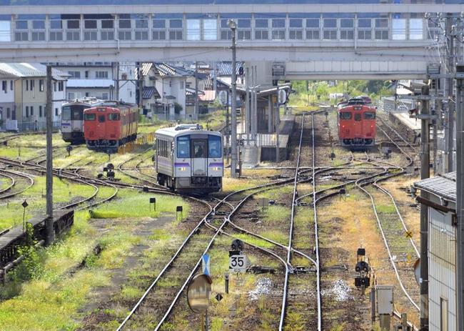 ＪＲ芸備線三次駅周辺の車両＝９月24日、広島県三次市