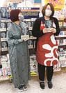 特設コーナーの前で交流する千早茜さん（左）と大田店の文芸担当者＝2023年4月、大田市大田町、ブックセンタージャスト大田店