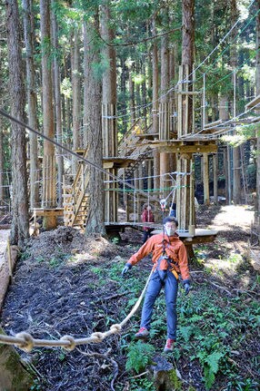 立ち木を活用し、ワイヤを伝って滑り降りるジップライン＝雲南市吉田町吉田