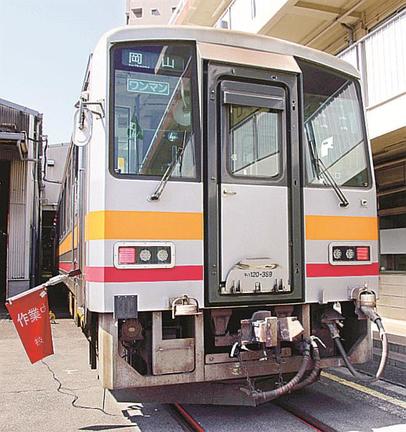 シカが嫌がる忌避音の自動発生装置が取り付けられた車両。前面左下にスピーカーが取り付けられている