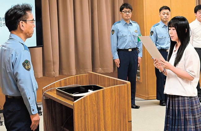 サイバー防犯ボランティアの委嘱を受け、決意表明する生徒（右）＝松江市柚師町、松江署