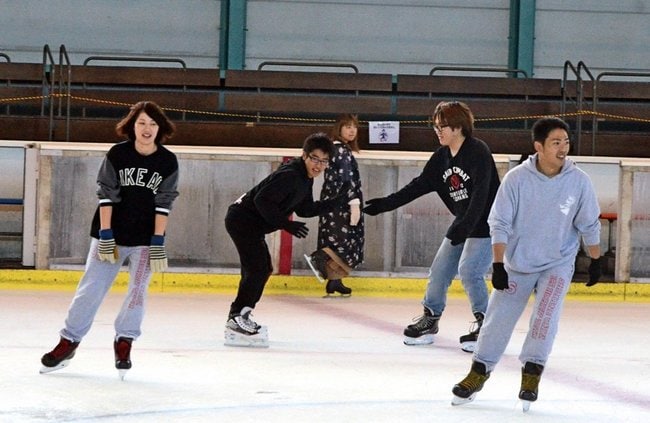 湖遊館でスケートを楽しむ人（2019年）※資料写真