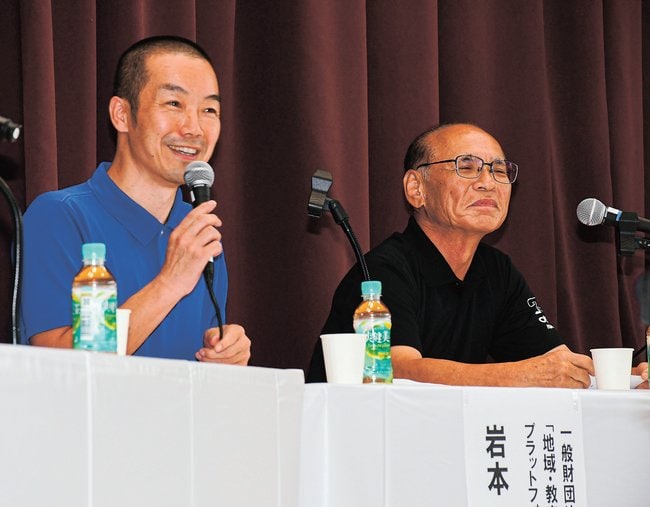 高校魅力化前夜の苦労と波及力を語る岩本悠さん（左）＝島根県海士町福井、隠岐島前高校