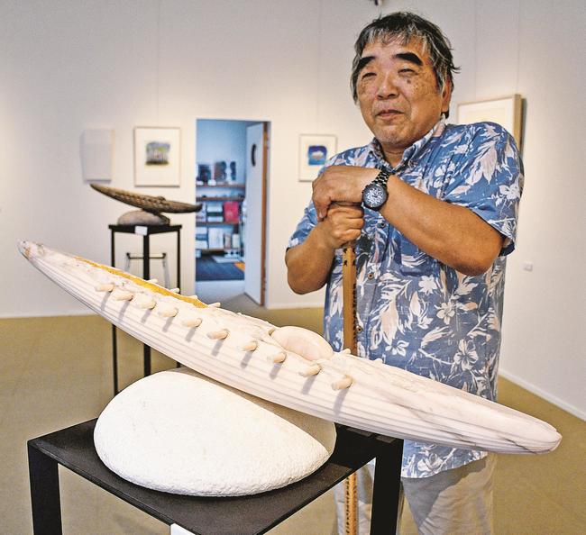 天の磐船をイメージした作品「Ｌｅｔ’ｓ　Ｓａｉｌ　ｔｏ　ｔｈｅ　Ｍｏｏｎ／Ｍ」と井田勝己さん＝鳥取市丸山町、ギャラリー３３０