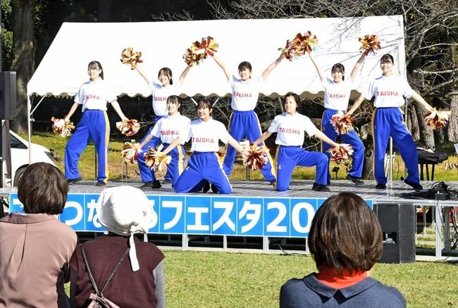 会場で軽快なダンスを披露する大社高校ダンス部のメンバー＝出雲市大社町杵築東