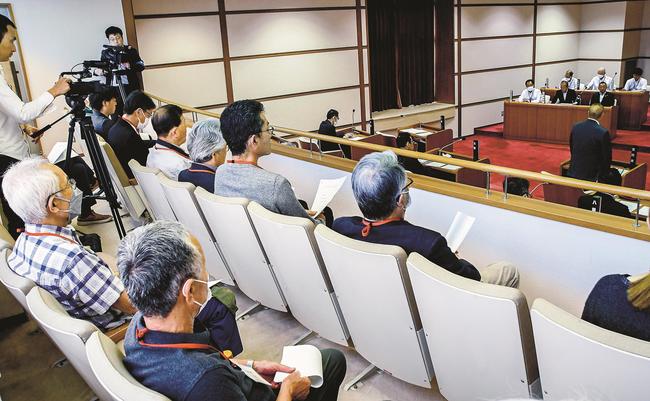 日吉津村議会の一般質問を傍聴する村民ら＝鳥取県日吉津村日吉津、村役場