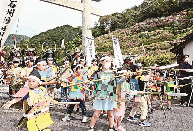 手作りの甲冑姿でやりを構える子どもたち＝浜田市三隅町三隅