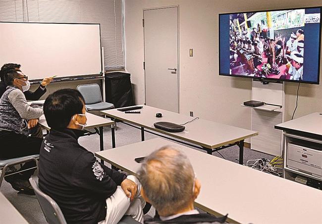ライブ配信を鑑賞する美郷町ガムラン楽団の団員ら＝島根県美郷町粕渕、町役場