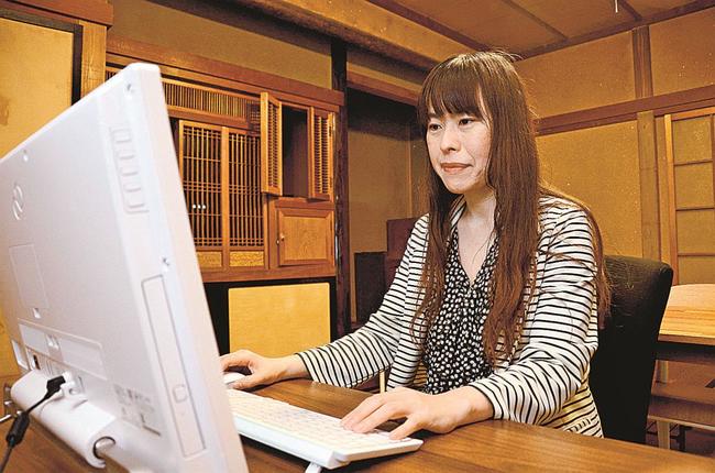 移住者向けのオンライン相談を始める山中じゅん子さん＝島根県西ノ島町浦郷