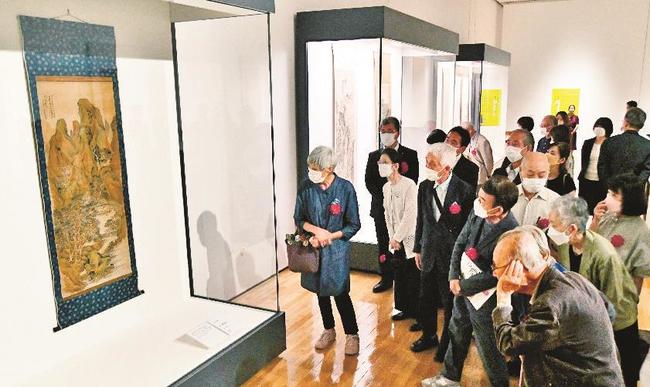 山本琹谷の作品を鑑賞する来場者＝益田市有明町、島根県立石見美術館