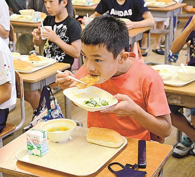 「ジャークポーク」を味わう児童＝米子市淀江町西原、淀江小学校