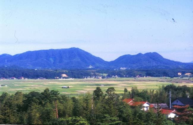 2001年の本紙に掲載した「寝仏山」の写真