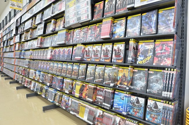 楽しそうな映画作品が盛りだくさんのレンタルＤＶＤコーナー