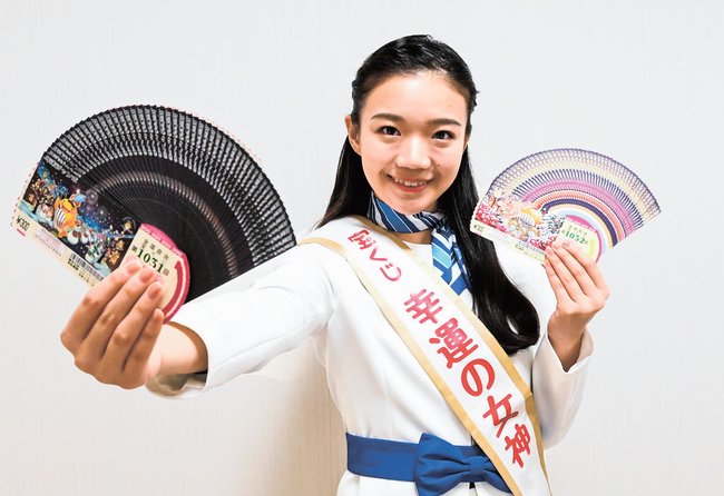 年末ジャンボ宝くじをＰＲする出井伶奈さん＝松江市殿町、山陰中央新報社