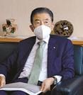 全広連山陰大会の開催を控え、抱負を語る大平明理事長（左）＝松江市殿町、山陰中央新報社