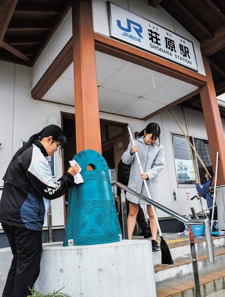 清掃奉仕をする斐川東中学校の生徒＝出雲市斐川町学頭、ＪＲ荘原駅