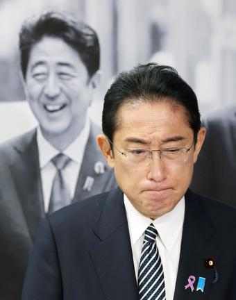 安倍晋三元首相の写真展を鑑賞後、涙ぐむ岸田文雄首相＝１１月２４日、東京・芝公園
