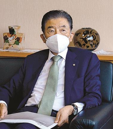 全広連山陰大会の開催を控え、抱負を語る大平明理事長（左）＝松江市殿町、山陰中央新報社
