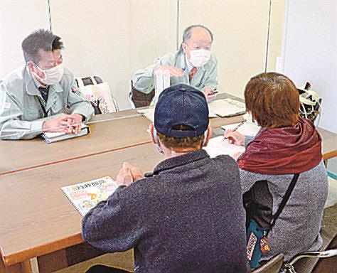 松江市職員（奥）に災害支援制度について相談する住民＝松江市島根町加賀、市役所島根支所