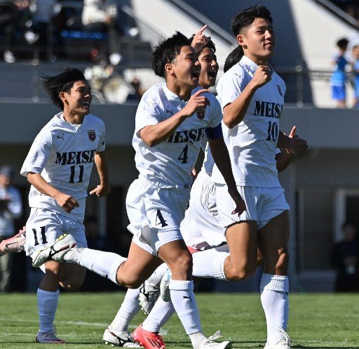 全国高校サッカー選手権島根県大会決勝で益田東を破り、初優勝を飾った明誠イレブン＝１１月９日、益田市の県立サッカー場