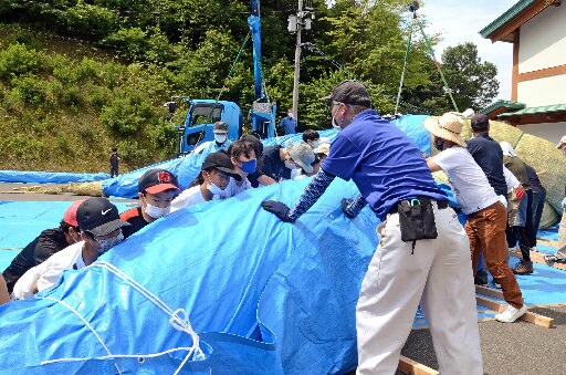 力を合わせて大縄をより合わせる参加者＝島根県飯南町花栗