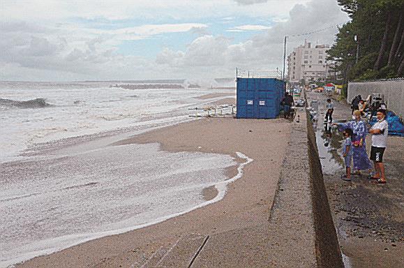 台風で砂浜が削り取られた皆生海岸＝米子市皆生温泉４丁目