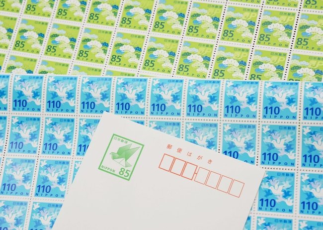 １０月１日から郵便料金が値上げされた。（手前から）８５円の郵便はがき、１１０円の切手、８５円の切手