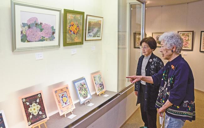 作品について語り合う佐々木イサコさん（左）と落合早智子さん＝出雲市西平田町、ぎゃらりーＨａｎｄ＆Ｈａｎｄ