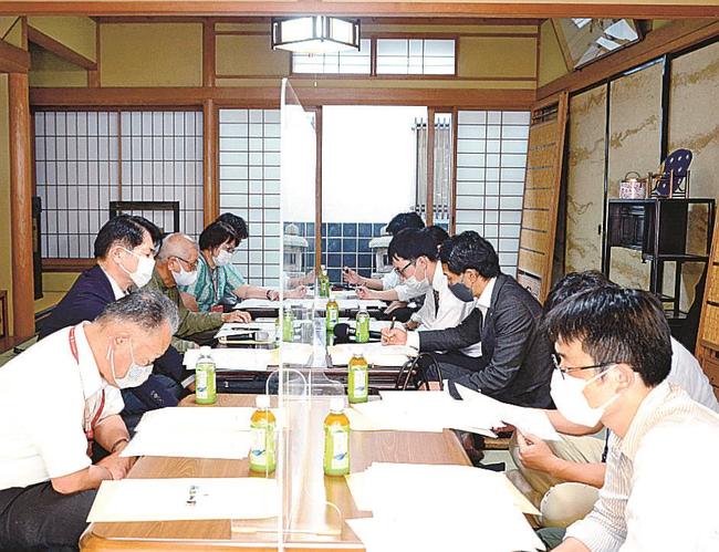 今後の運営を話し合う構成団体の関係者＝出雲市平田町、すずかけ荘