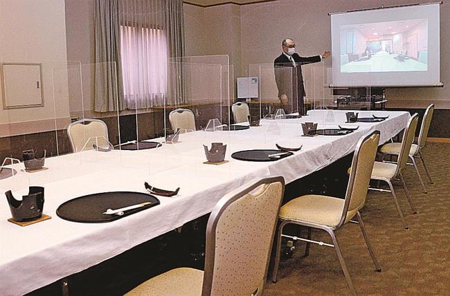 カメラやスクリーンを設置した会場＝松江市殿町、サンラポーむらくも