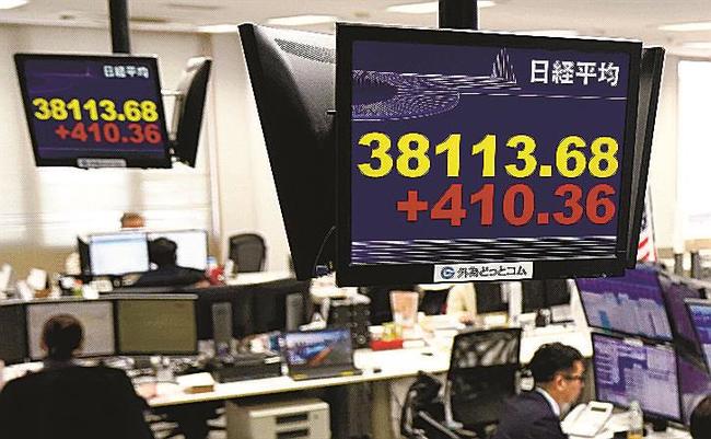 一時３万８０００円を突破した日経平均株価を示すモニター。国民が豊かさを実感できない中では、国のゆがみを映しているともいえる＝１５日午前、東京都港区の外為どっとコム