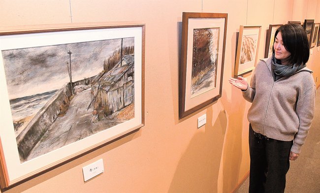 力強いパステル画の作品を説明する安里純子学芸員＝出雲市天神町、今岡美術館