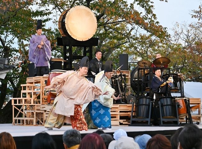 舞を披露する尾上菊之丞さん（手前左）と尾上右近さん（手前右）＝松江市殿町、松江城二の丸上の段