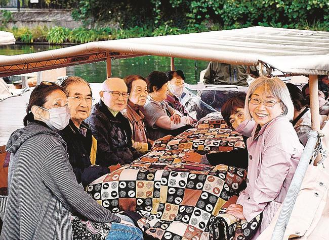 堀川遊覧船にしつらえたこたつで暖を取る観光客=松江市殿町、松江城周辺