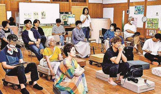 夢みる小学校の上映後に、感想や教育に対する意見を交わす来場者＝大田市大森町、大森さくら保育園
