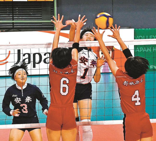 【女子１回戦・安来－都城商】第１セット、安来の持田実咲（中央）がスパイクを決め、２６－２５とする＝東京体育館