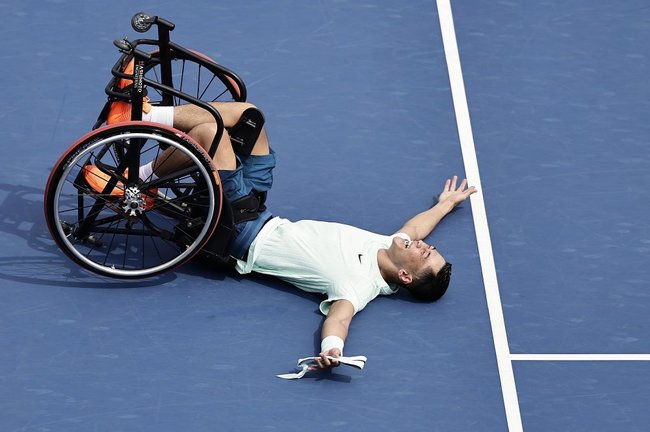 テニスの全米オープン車いすの部男子シングルスで優勝し、喜ぶ小田凱人選手。四大大会とパラリンピックを全制覇する「生涯ゴールデンスラム」を達成した＝６日、ニューヨーク（共同）
