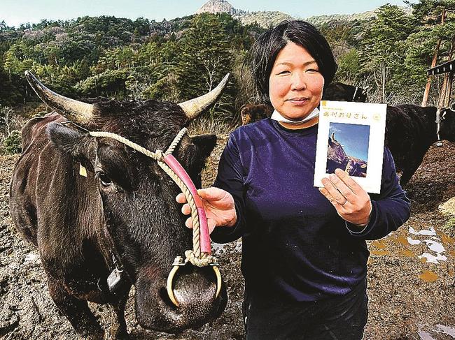 個性的な母牛たちを紹介した「週刊お母さん」を出版した村上朋恵さん＝島根県隠岐の島町郡